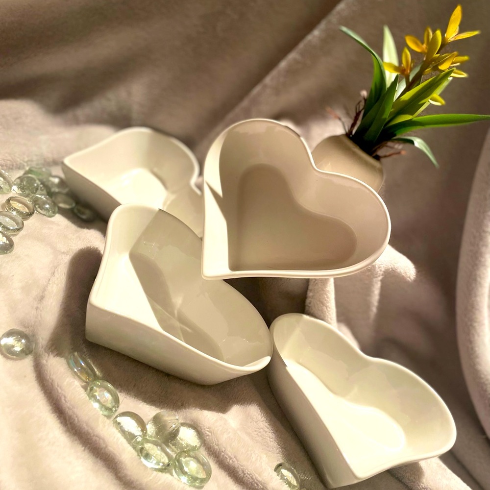 ‼️3/$33‼️ ✨🍶SET OF PORCELAIN HEART SHAPED BOWLS🍶✨